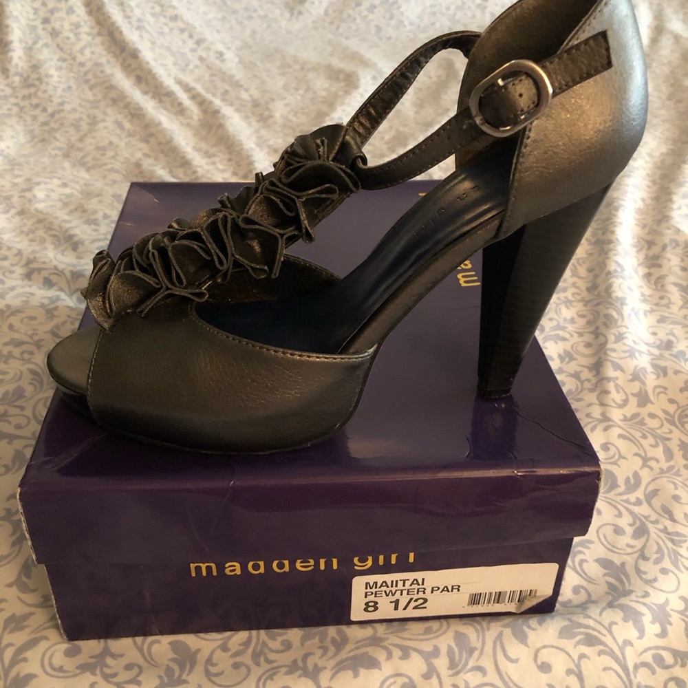 Madden Girl Maiitai pewter platform sandals.Sz 8.5